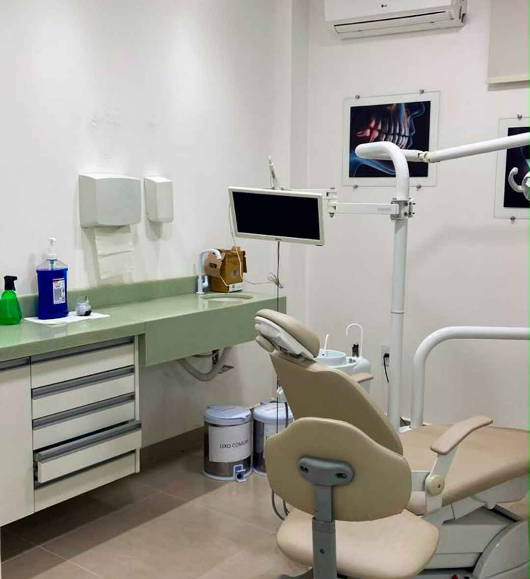 Consultório com equipamentos odontológicos